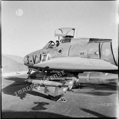L'installation de roquettes sous un F-84F Thunderstreak de l'escadron de chasse 3/3 Ardennes (3e escadre de chasse) sur la base aérienne d'Akrotiri.