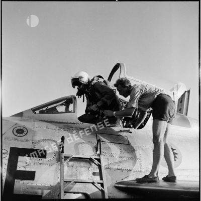 Le pilote d'un chasseur-bombardier F-84F Thunderstreak de la 3e escadre de chasse de retour de mission sur la base aérienne d'Akrotiri.
