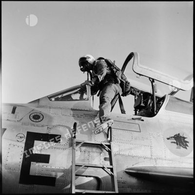 Le pilote d'un chasseur-bombardier F-84F Thunderstreak de la 3e escadre de chasse de retour de mission sur la base aérienne d'Akrotiri.