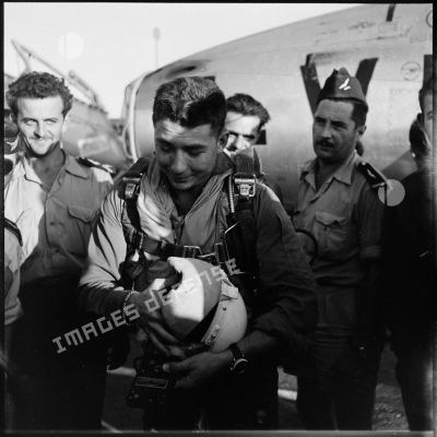 Portrait du pilote d'un F-84F Thunderstreak de la 3e escadre de chasse de retour de mission sur la base aérienne d'Akrotiri.