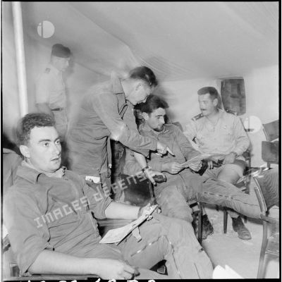 Le briefing des pilotes avant la mission, sur la base aérienne d'Akrotiri.
