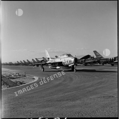Un F-84F Thunderstreak de l'escadron de chasse 3/3 Ardennes au roulage sur la base aérienne d'Akrotiri.