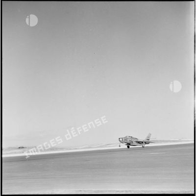 Un F-84F Thunderstreak de l'escadron 1/3 Navarre (3e escadre de chasse) décolle sur la base aérienne d'Akrotiri.