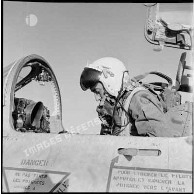 Le pilote d'un avion RF-84F Thunderflash du détachement de reconnaissance français avant le décollage, sur la base aérienne d'Akrotiri.