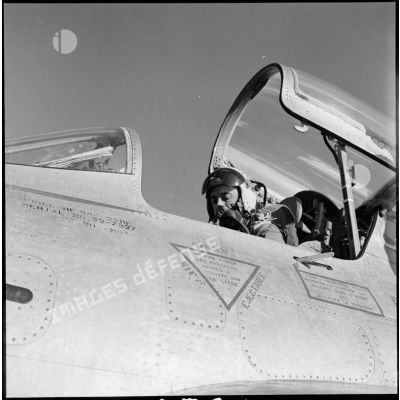 Le pilote d'un avion RF-84F Thunderflash du détachement de reconnaissance français avant le décollage, sur la base aérienne d'Akrotiri.