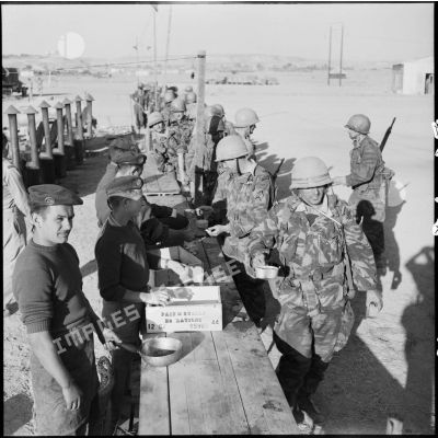 La distribution de café et de pain de guerre aux parachutistes du 2e RPC (régiment de parachutistes coloniaux) lors de leur arrivée au camp X (Chypre).