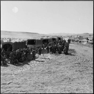 Arrivés en camions GMC, les parachutistes du 2e RPC (régiment de parachutistes coloniaux) s'installent au camp X (Chypre).