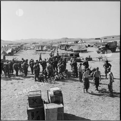 Les parachutistes du 2e RPC (régiment de parachutistes coloniaux) s'installent au camp X (Chypre).