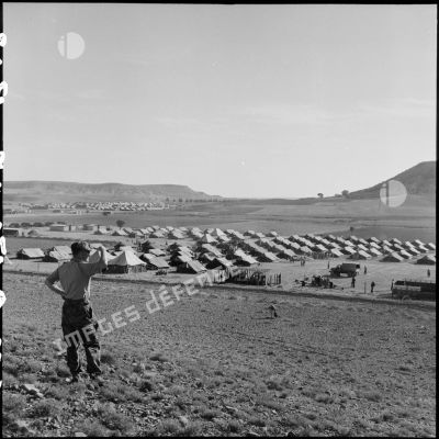 Le sergent Henri Demarecaux, originaire de Douai (Nord), regarde le camp X (Chypre) où s'installent les parachutistes du 2e RPC (régiments parachutistes coloniaux).