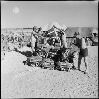 Les parachutistes du 2e RPC (régiment de parachutistes coloniaux) préparent les gaines de largage de matériel au camp X (Chypre).