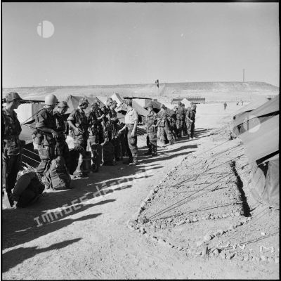 L'inspection d'un groupe de combat du 2e RPC (régiment de parachutistes coloniaux) au camp X (Chypre).