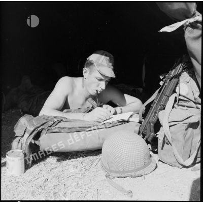 Le sergent Jacques Alphand du 2e RPC écrit à sa femme, sous sa tente dans le camp X (Chypre).