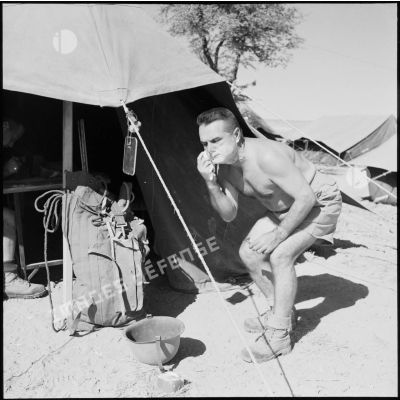 Le lieutenant Paul Marmont du 2e RPC se rase devant sa tente dans le camp X (Chypre).