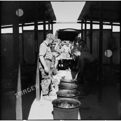 La distribution de soupe aux parachutistes du 2e RPC (régiment de parachutistes coloniaux), dans le camp X (Chypre).