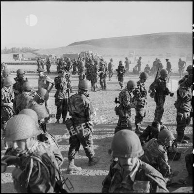 L'arrivée des parachutistes du 2e RPC (régiment de parachutistes coloniaux) au camp X (Chypre)
