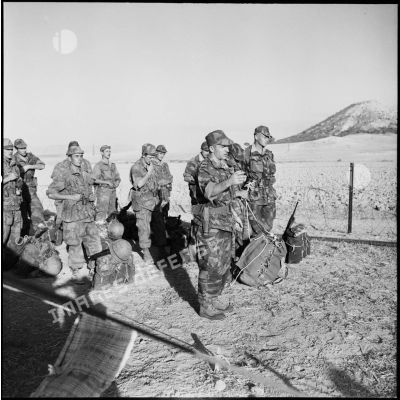 Le capitaine Gildas Lebeurier, originaire de Morlaix (Finistère), inspecte le 1er commando du 2e RPC (régiment de parachutistes coloniaux) au camp X (Chypre).