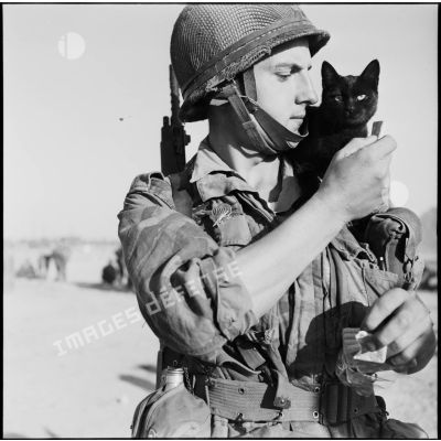 Le 2e classe Robert Gebhardt du 2e RPC avec son chat Nasser à son arrivée au camp X (Chypre).