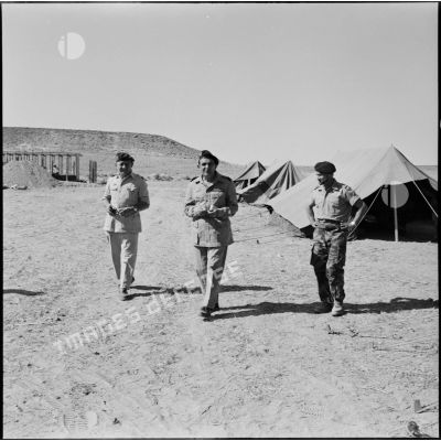 Le général de brigade Gilles au camp X (Chypre), accompagné des colonels Gracieux (à gauche) et Château-Jobert.