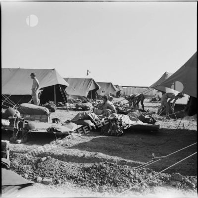 Les parachutistes du 2e RPC (régiment de parachutistes coloniaux) s'installent au camp X (Chypre).