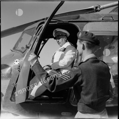 Au terme de sa visite, le vice-amiral d'escadre Barjot quitte le camp X (Chypre) à bord d'un hélicoptère britannique Bristol Sycamore.