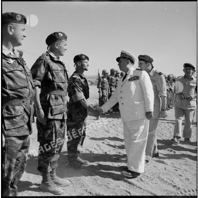 Le vice-amiral d'escadre Barjot serre la main du colonel Château-Jobert lors d'une revue des troupes au camp X (Chypre).
