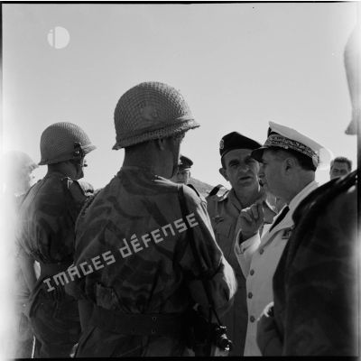 Le vice-amiral d'escadre Barjot et le général de brigade Gilles lors d'une revue des troupes au camp X (Chypre).