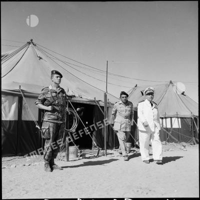 Accompagné du général de brigade Gilles, le vice-amiral d'escadre Barjot visite le camp X (Chypre).