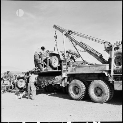 Le chargement d'une jeep par un Ward la France M1A1 sur un camion GMC par l'ERA, sur la base de Tymbou (Chypre).