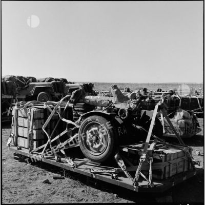 Un mortier de 120 mm arrimé sur une plate-forme de largage par l'ERA, sur la base de Tymbou (Chypre).