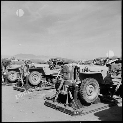 Le conditionnement de jeeps sur leur plate-forme par l'ERA sur la base de Tymbou (Chypre).