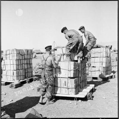 L'arrimage de caisses de rations individuelles de combat sur leur plate-forme de largage par l'ERA, sur la base de Tymbou (Chypre).