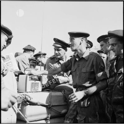 Marins et légionnaires du 1er REP sur le pont du cuirassé Jean Bart.