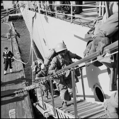 Les hommes du 13e RTS embarquent à bord du cuirassé Jean Bart dans le port d'Alger.