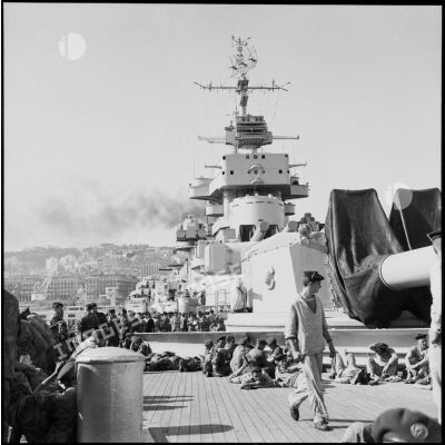 Les légionnaires du 1e REP embarquent à bord du cuirassé Jean Bart dans le port d'Alger.