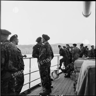 Les légionnaires du 1er REP à bord du cuirassé Jean Bart dans le port d'Alger.