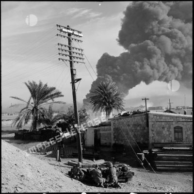Les sections de la 1re compagnie du 2e RPC en position à proximité du pont d'El Raswa, lors de l'opération aéroportée à Port-Saïd.