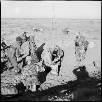 Au matin, le colonel Château-Jobert et les cadres du 2e RPC après leur parachutage sur la zone de saut Ouest.