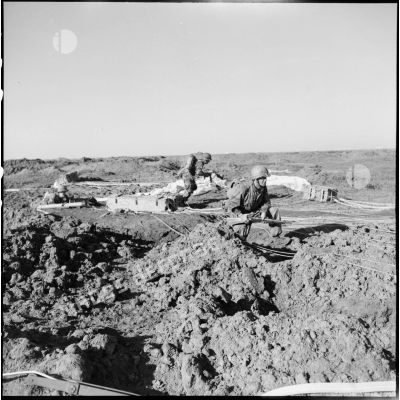 Les parachutistes du 2e RPC récupèrent le matériel largué sur la zone de saut Ouest à Port-Saïd.