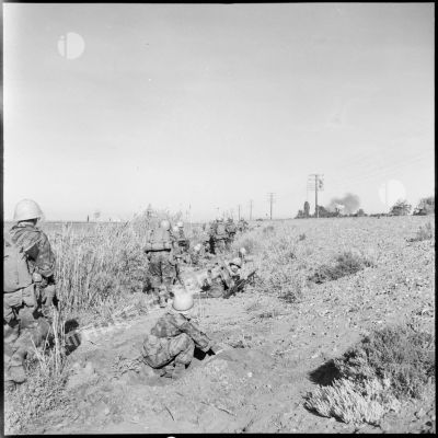 Les parachutistes du 2e RPC se regroupent à l'abri du remblai de la voie ferrée, après leur parachutage sur la zone de saut Ouest à Port-Saïd.