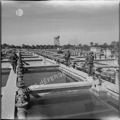 La Centaine de Choc entreprend le nettoyage de l'usine d'épuration des eaux de Port-Saïd, lors de l'opération aéroportée sur Suez.