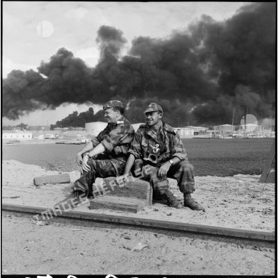 Deux reporters de guerre, dont à droite le photographe du SCA Paul Corcuff, lors de l'opération aéroportée à Port-Saïd.