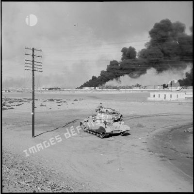 Un blindé britannique Centurion positionné à l'est de la voie ferrée, lors de l'opération aéroportée sur Suez.