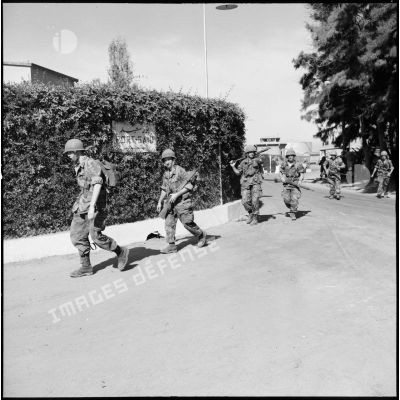 Les parachutistes du 2e RPC progressent dans les faubourgs de Port-Saïd, lors de l'opération aéroportée sur Suez.