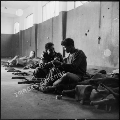 Prisonniers égyptiens à l'aérodrome de Gamil à Port-Saïd.