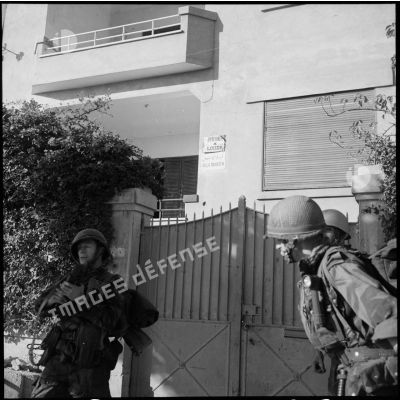 Les légionnaires du 1er REP (régiment étranger de parachutistes) progressent devant la Villa Mahasen à Port-Fouad.