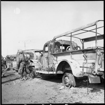 Camions égyptiens détruits par l'aviation alliée à Port-Fouad.