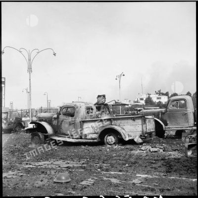 Camions égyptiens détruits par l'aviation alliée à Port-Fouad.