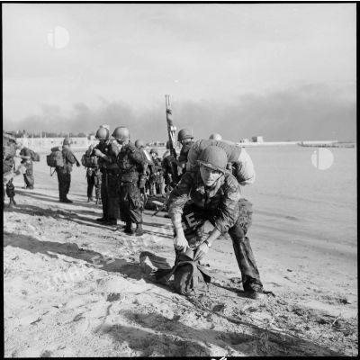 La 3e compagnie du 1er REP débarque sur la plage Rouge de Port-Fouad.