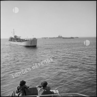 Les bateaux de débarquement approchent de la côte égyptienne lors de l'opération amphibie à Port-Fouad.