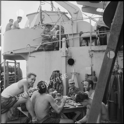Un repas à bord d'un bâtiment de débarquement lors de l'opération amphibie à Port-Fouad.